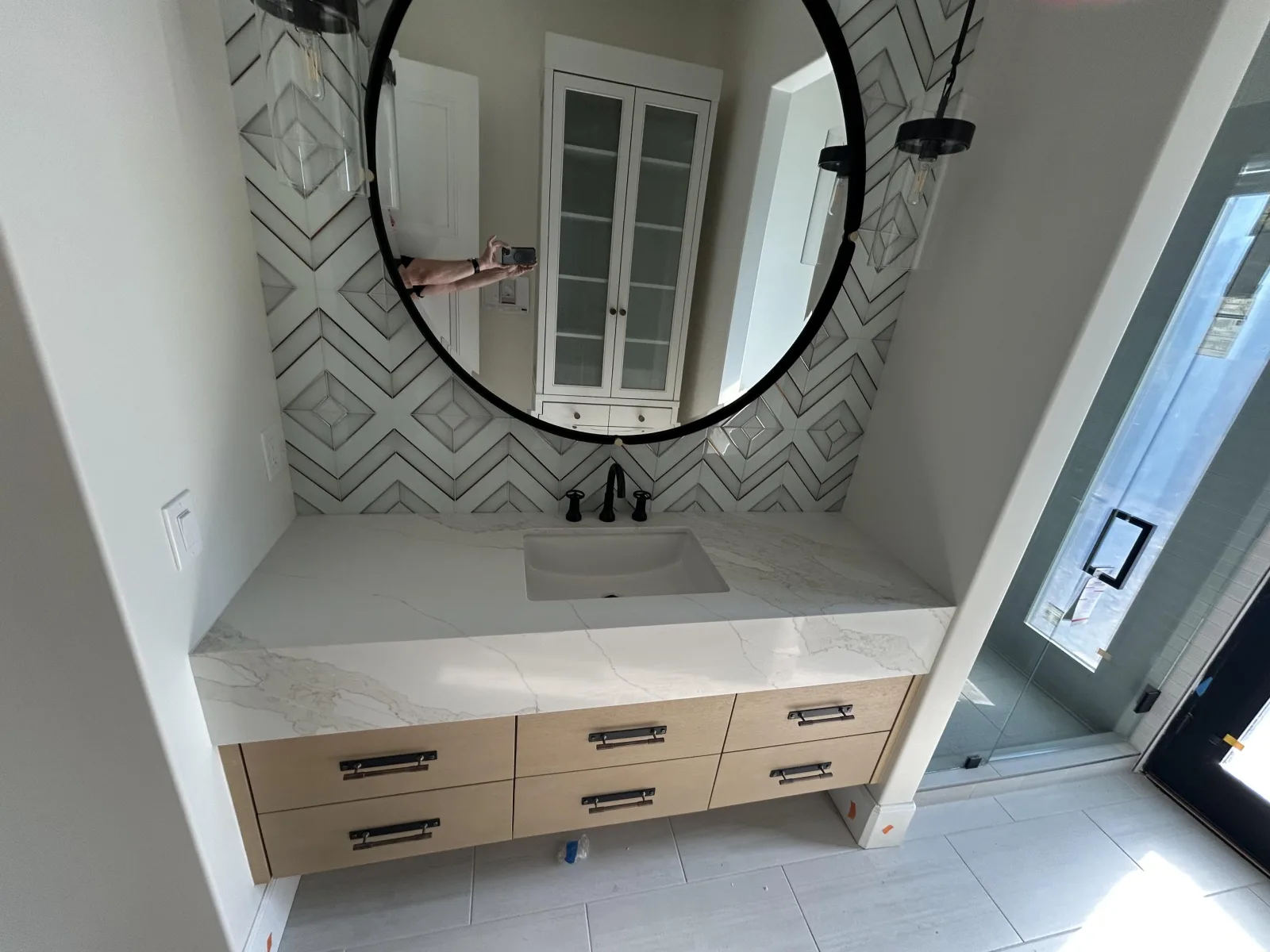 Ridge Quartz countertop with Nero Frost porcelain, viewed from the front of the sink