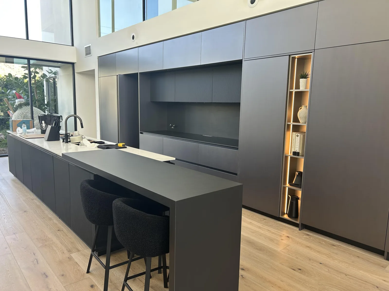 The same Ridge Quartz and Nero Frost porcelain countertop viewed from the side